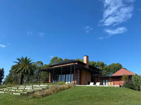 Chacra con casco y lago en La Rinconada