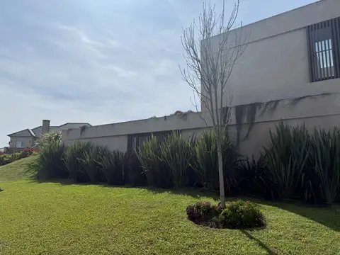 Casa 4 ambientes con 5 baños