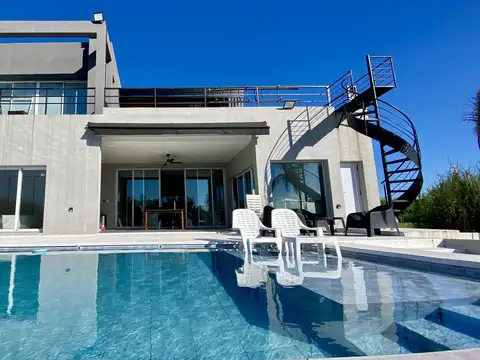 Casa en Venta con 2 cocheras