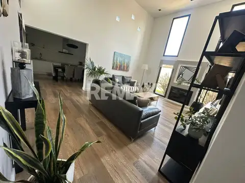 Casa 8 ambientes con 5 baños