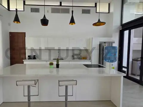 Casa en Venta con 3 cocheras