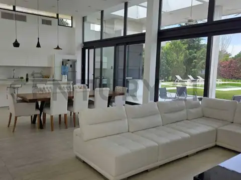 VENTA CASA de categoría en La Cándida Club de Campo | 4 dormitorios | Piscina cl