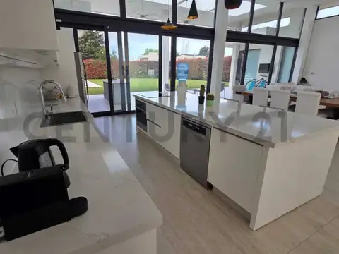 Casa 5 ambientes con 3 baños