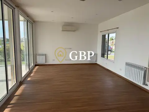 Casa 5 ambientes con 4 baños