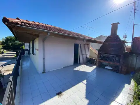 Casa tipo PH, con locales, en venta.