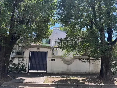 Casa 8 ambientes con 5 baños