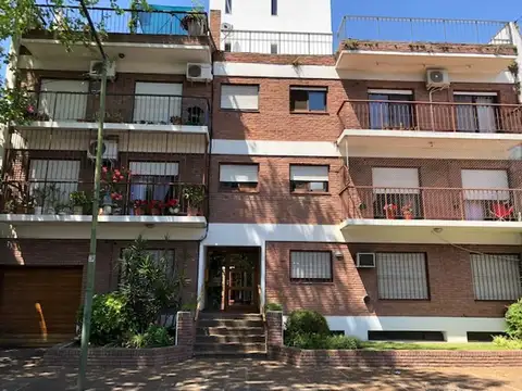 Depto 3 amb con patio excelente ubicacion