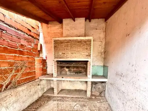 Casa a refaccionar sobre 2 lotes de terreno, lista para escriturar