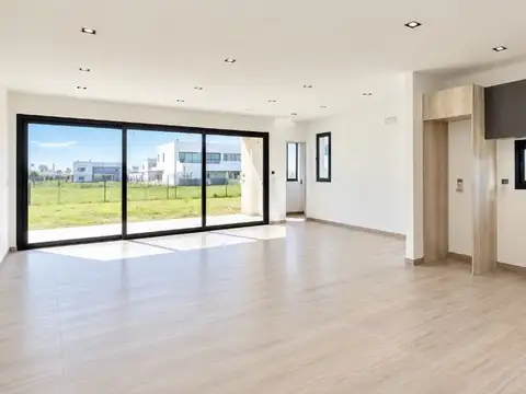 Casa en Venta con 4 cocheras