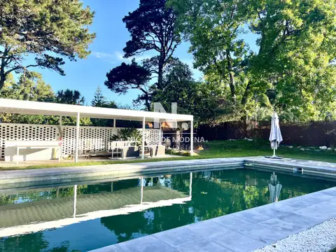 Amplia casa en Cantegril, Punta del Este. 509m2 construidos y 2000 de terreno.