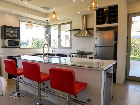 Casa en Venta con 2 cocheras