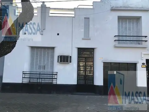 AMPLIA CASA EN BARRIO ECHESORTU! 3 DORMITORIOS CON COCH AL FRENTE! 2 PLANTAS!