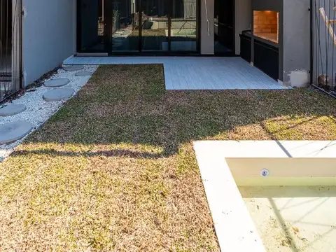 Casa 4 dormitorios con cochera en complejo residencial.