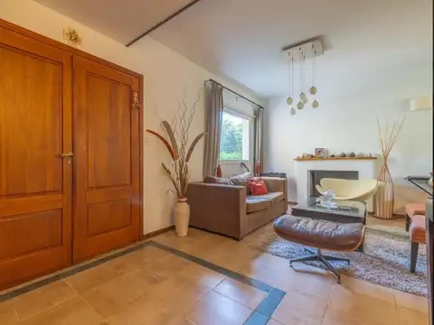 Casa 6 ambientes con 2 baños