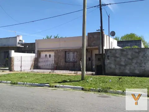 Casa en venta - 2 dormitorios 1 baño - cochera - 300mts2 - La Plata