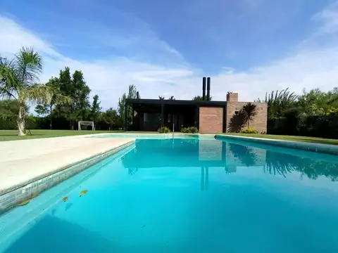 Casa en Venta con 4 cocheras