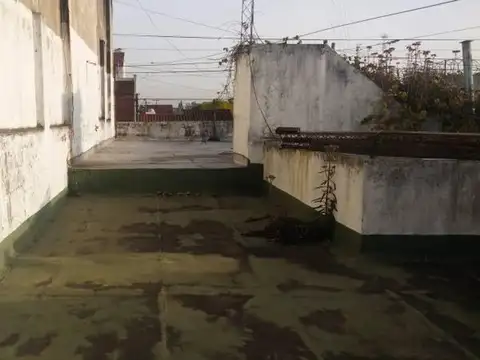 Local con 3 departamentos internos en venta. Bernal Oeste. A