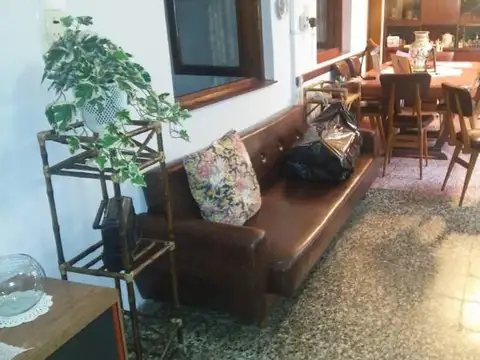 Local con 3 departamentos internos en venta. Bernal Oeste. A