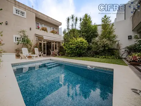 Casa en venta 4 suites, jardín piscina quincho bodega subterránea, 4 cocheras, 5 años de antigüedad