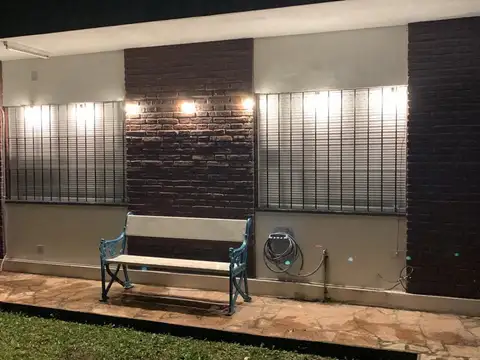 Casa 6 ambientes con 2 baños