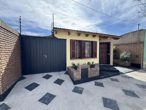 Casa con tres dormitorios a dos cuadras de plaza departamental en Luján de Cuyo