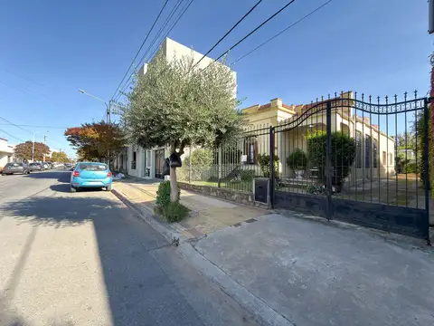 Casa 8 ambientes con 2 baños