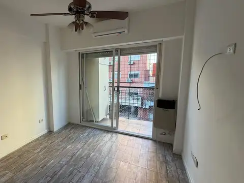 DEPARTAMENTO SEMIPISO 3 AMBIENTES CON BALCON A LA CALLE