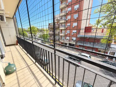 DEPARTAMENTO SEMIPISO 3 AMBIENTES CON BALCON A LA CALLE