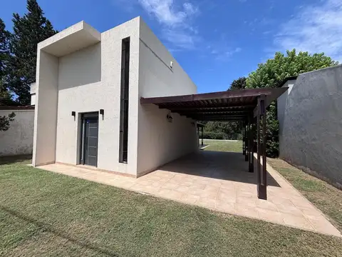 Amplia Casa con Pileta en Roldán