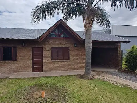 Casa con piscina sobre Avenida