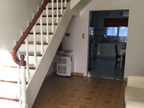 Casa 6 ambientes con 2 baños