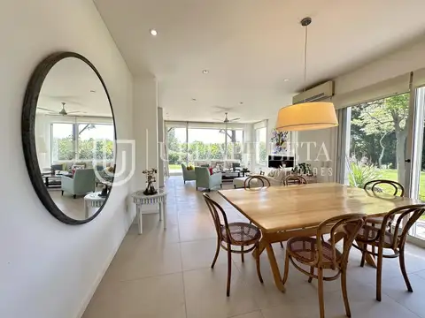 Casa 6 ambientes con 4 baños