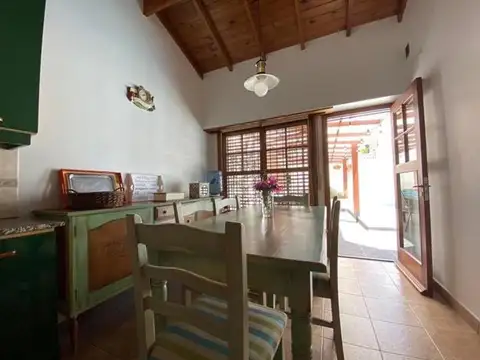 Casa 4 ambientes con 2 baños