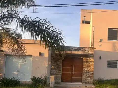 Casa 2 dormitorios, pileta y quincho, Oro Verde