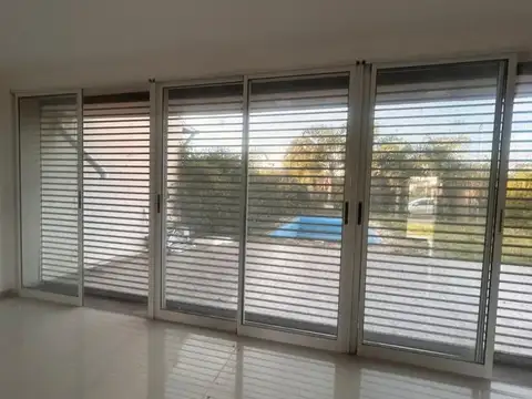 Casa 2 dormitorios, pileta y quincho, Oro Verde