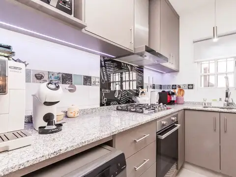 CASA 4 AMB.  CON PATIO  Y COCHERA APTO CREDITO