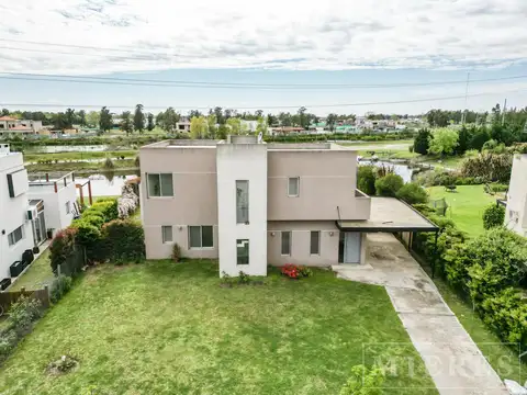 Casa en Venta con 2 cocheras