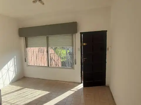 DEPTO EN PLANTA ALTA LAVARELLOS AL 1200 SARANDI