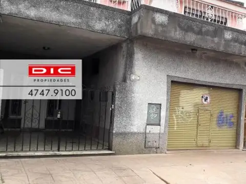 Casa multifamiliar con cochera cubierta, ideal para dos familias. Beccar