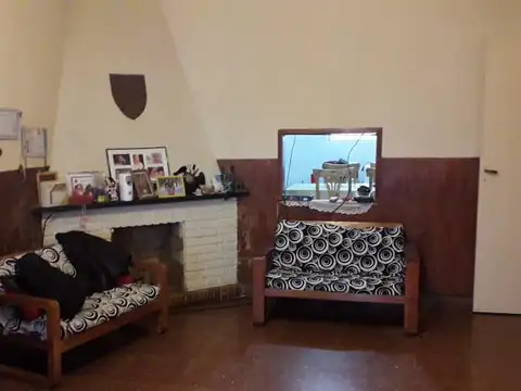 Casa multifamiliar con cochera cubierta, ideal para dos familias. Beccar