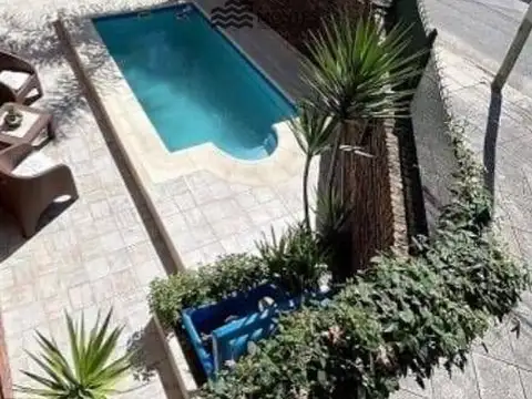 Casa en venta de 5  ambientes c/ cochera en Ramos Mejía