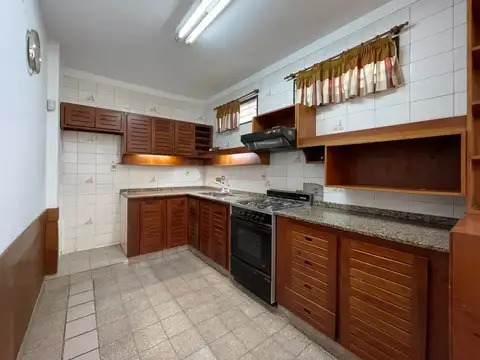 EXCELENTE PROPIEDAD EN CASTELAR SUR 