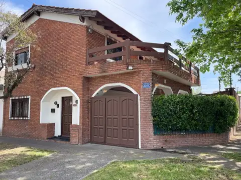 EXCELENTE PROPIEDAD EN CASTELAR SUR 