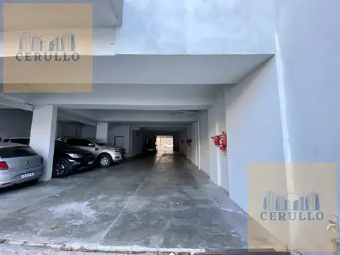 VENTA COCHERA DESCUBIERTA EN FLORES