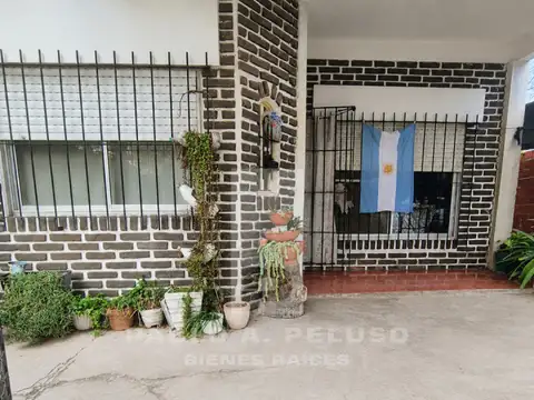 VENTA CASA 4 AMBIENTES Y DOS DEPARTAMENTOS. LIBERTAD, MERLO. ZONA OESTE. BUENOS AIRES.