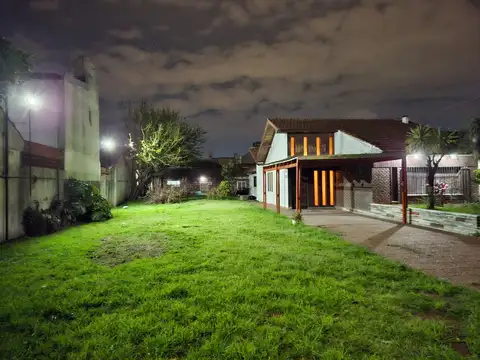 Casa en venta de 3 ambientes con pileta y quincho