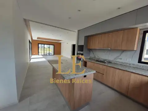 Casa 4 ambientes con 4 baños
