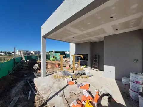 Casa 4 ambientes con 4 baños