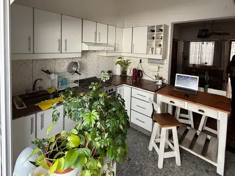 VENTA Casa 4 ambientes RECICLADA Con 2 cocheras, Patio Y Terraza – Lomas del Mirador