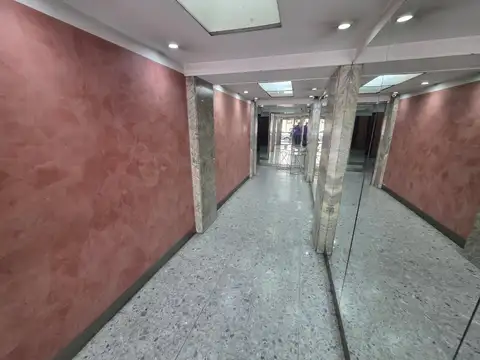 Excelente departamento/oficina al frente en 3° piso con kitchinette!